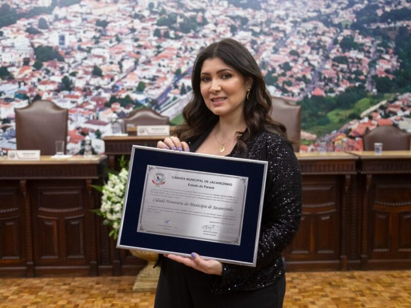Ana Carla Molini é agraciada com o título de Cidadã Honorária de Jacarezinho em comovente cerimônia | JValério