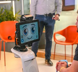 Robô paranaense atende em mercado e viraliza no TikTok