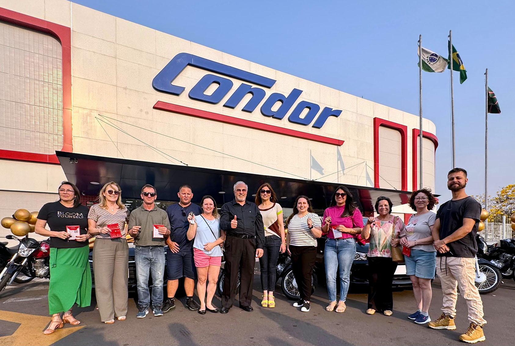 Condor faz megaentrega de carros e motos em Curitiba - APRAS
