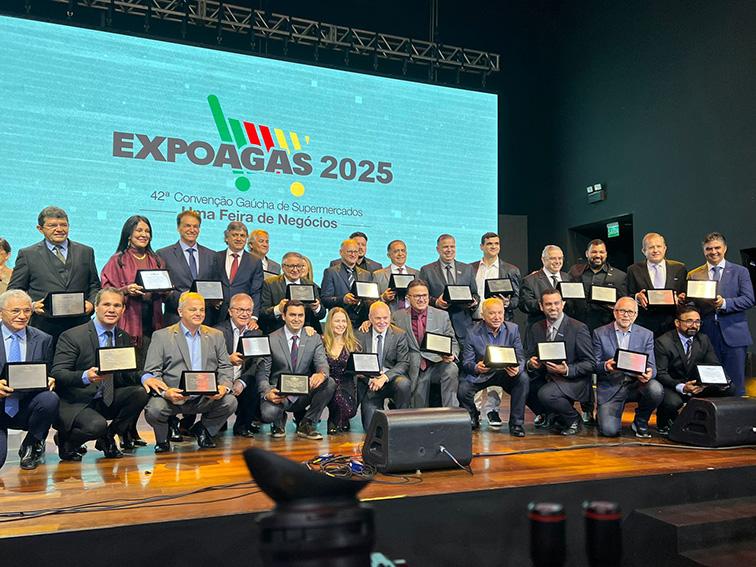 Presidente da Apras marca presença na Agas e recebe homenagem durante jantar