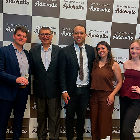 Super Adoratto celebra primeiro aniversário em almoço festivo