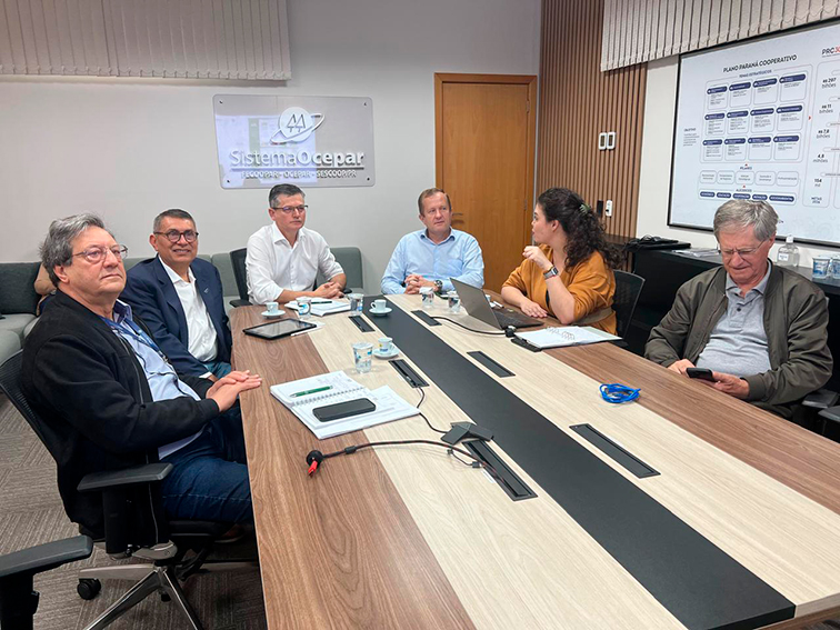 Apras realiza visita ao Sistema Ocepar para fortalecer parceria com cooperativas