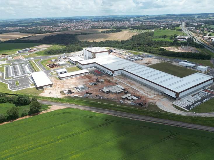 Ambev inaugura fábrica de vidros no Paraná com investimento de 1 bilhão de reais