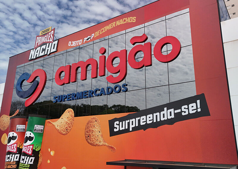 Em ação inédita na região, supermercado personaliza fachada em 3D para apresentar produto
